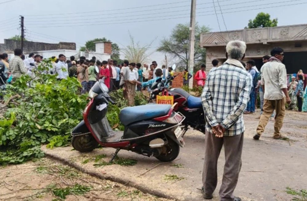 ट्रक ने छात्रा को कुचला