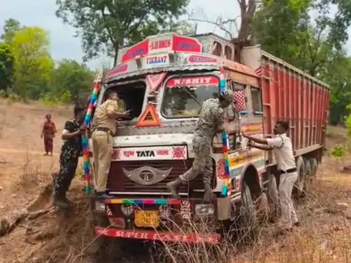 ट्रक ने छात्रा को कुचला