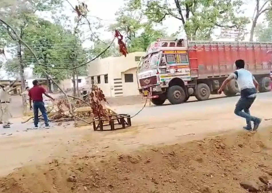ट्रक ने छात्रा को कुचला