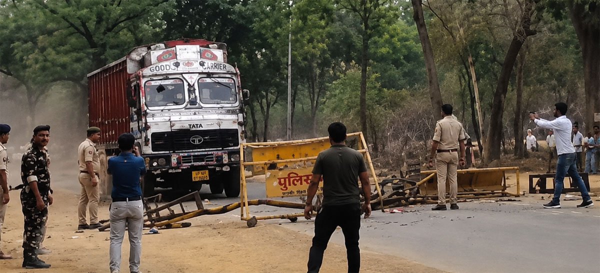 ट्रक ने छात्रा को कुचला