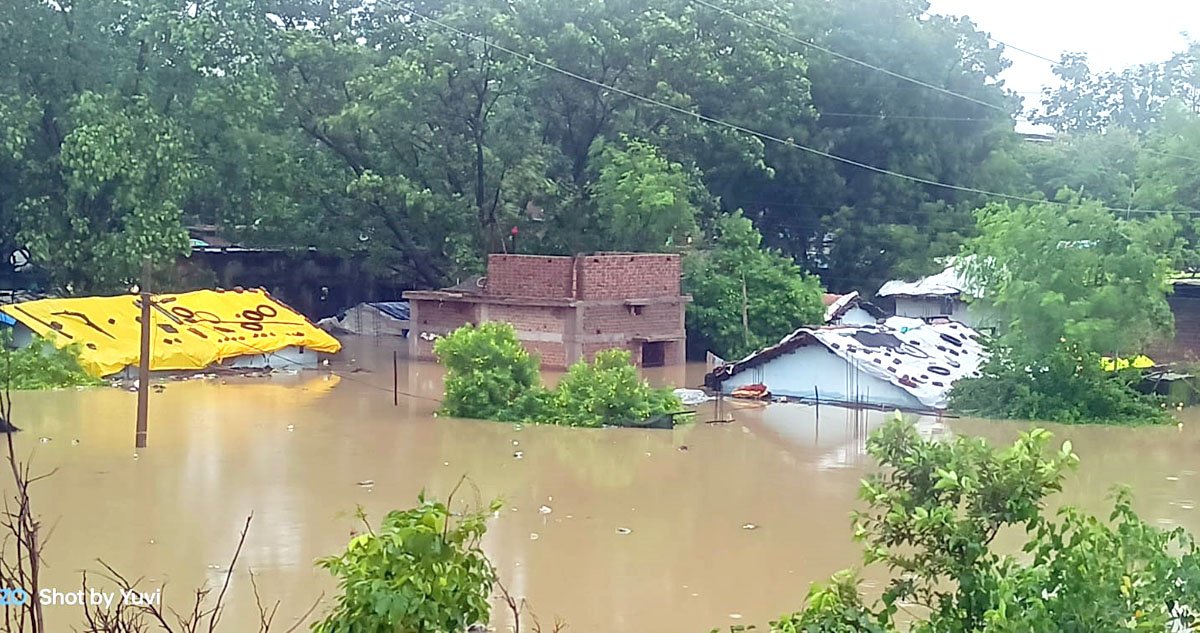 तीन बांधों से छोड़ा गया पानी महानदी लबालब