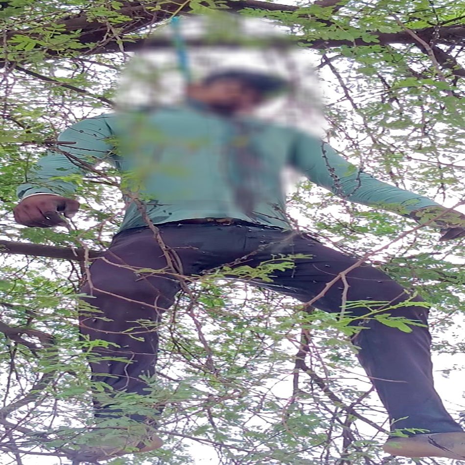 युवक का शव