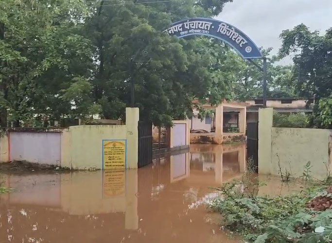 सरकारी कार्यालयों में घुसा बारिश का पानी