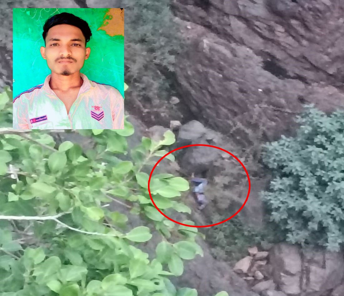 खाई में मिला युवक का शव
