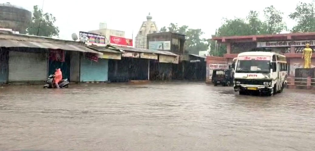 Rain: बारिश में डूबा नवापारा