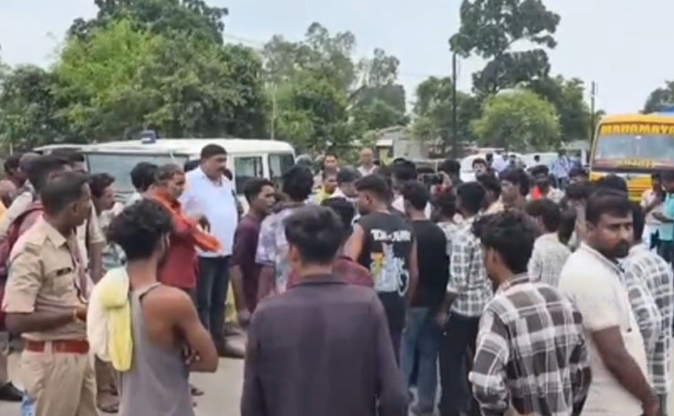 टैंकर ने तीन बच्चों को रौंदा