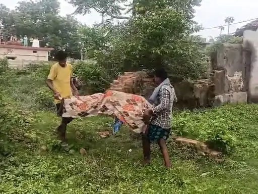 महिला का अर्धनग्न शव मिला