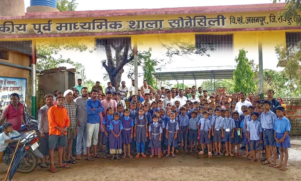 जर्जर भवन में पढ़ने को मजबूर बच्चे