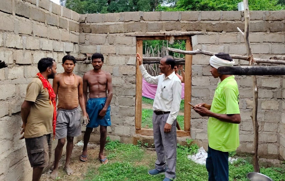बाइक से दुर्गम अंचलों में पहुंचा प्रशासन