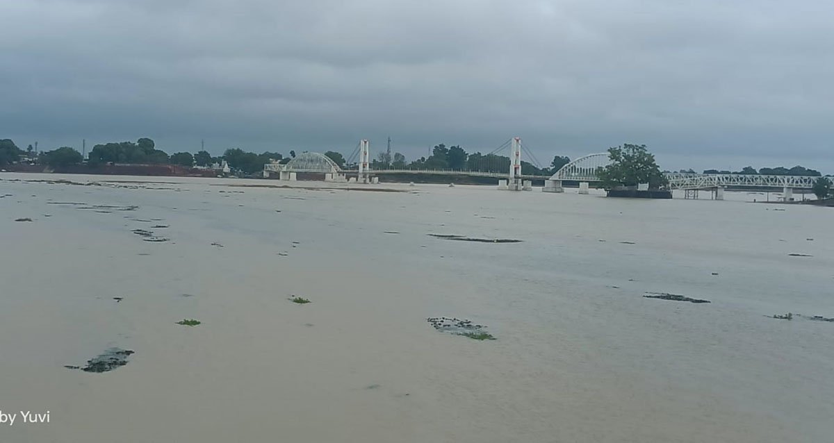 Rain: बारिश में डूबा नवापारा