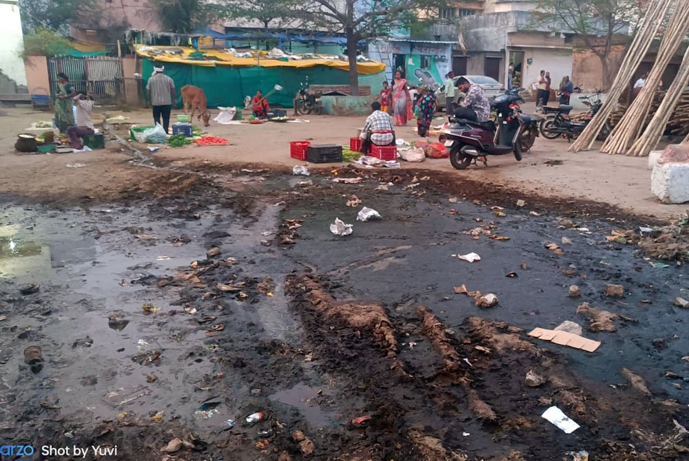 स्कूल के बाहर फैल गंदगी (फाइल फोटो)