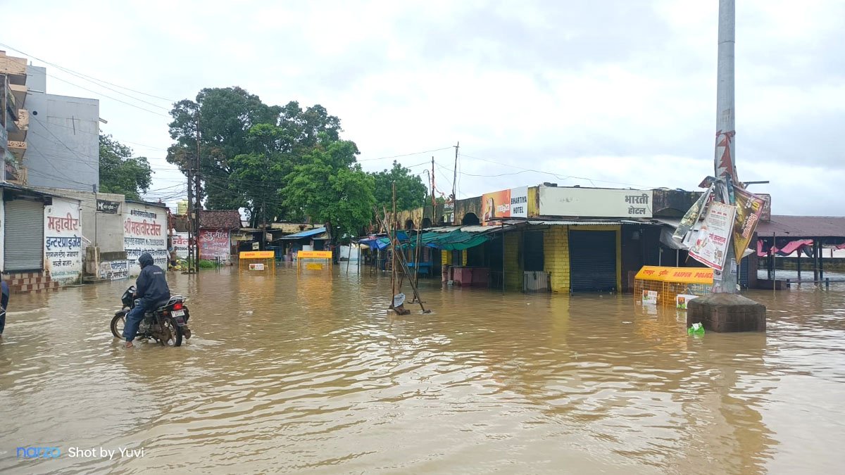 तीन बांधों से छोड़ा गया पानी महानदी लबालब