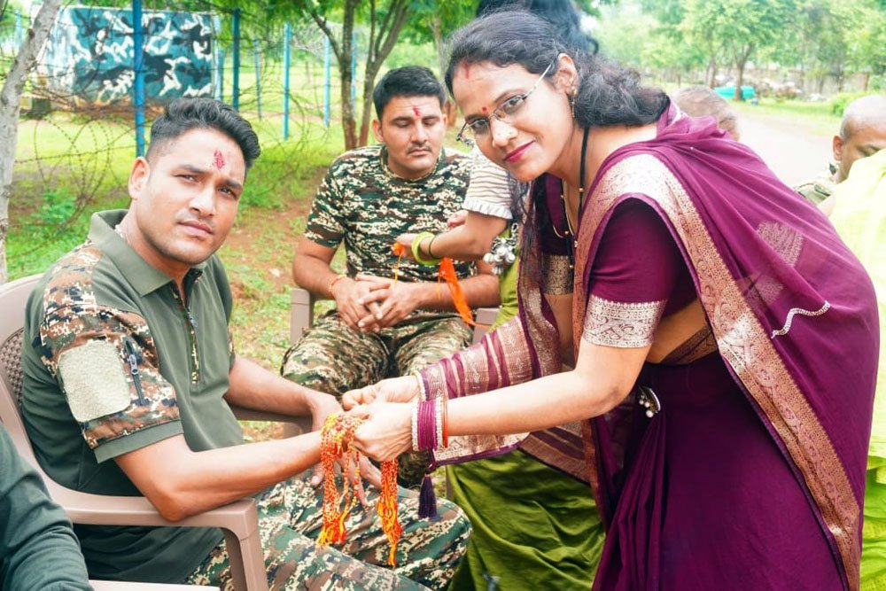 CRPF जवानों को बांधी राखी