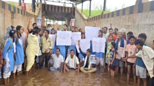 कुर्रा रेलवे अंडरब्रिज में जलभराव: प्रदर्शन के बाद रेलवे ने पंप लगाकर निकाला पानी, स्थायी समाधान की मांग