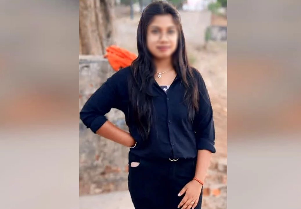 फांसी पर लटका मिला छात्रा शव
