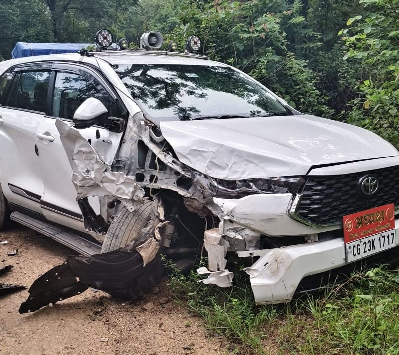 इनोवा को पिकअप ने मारी टक्कर
