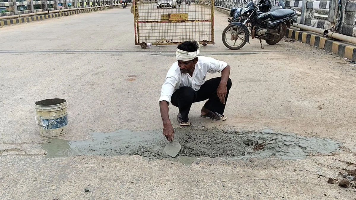 राजिम पुल पर शुरू हुआ मरम्मत कार्य