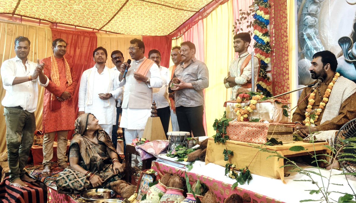 शिवमहापुराण कथा में पहुंचे विधायक रोहित साहू