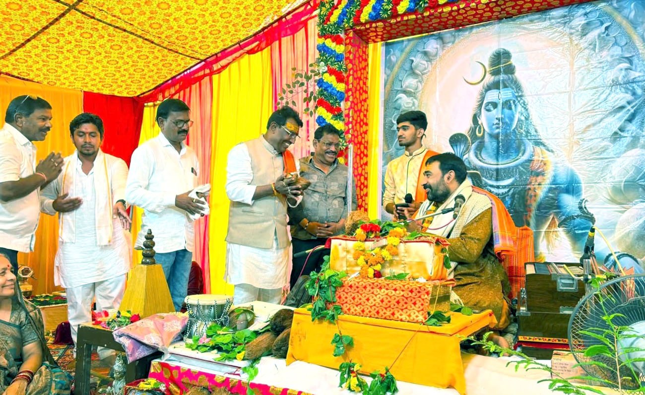 शिवमहापुराण कथा में पहुंचे विधायक रोहित साहू
