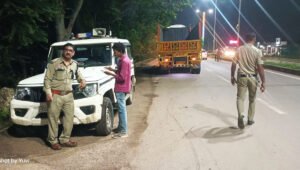 नवापारा में पुलिस की सरप्राइज चेकिंग, दर्जनों वाहनों के चालान; यातायात नियम तोड़ने वालों पर कार्रवाई