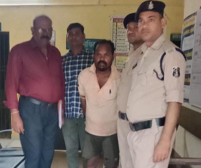 पड़ोसियों पर किया कुल्हाड़ी से हमला