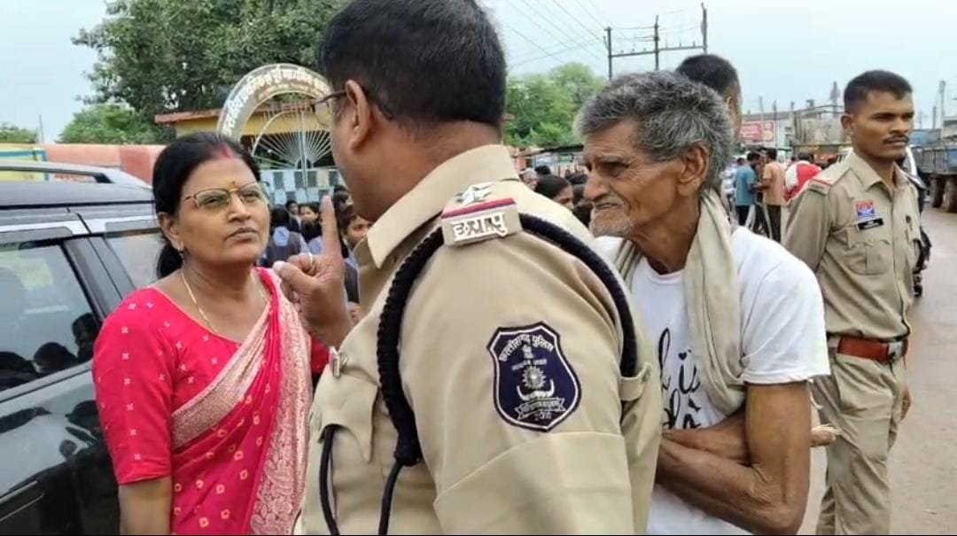पारागांव में बच्चों का फूटा गुस्सा