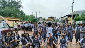 स्कूल का शौचालय तोड़कर उप स्वास्थ्य केंद्र का निर्माण! बच्चों का फूटा गुस्सा, हाइवे पर चक्काजाम, मौके पर पहुंचा प्रशासन