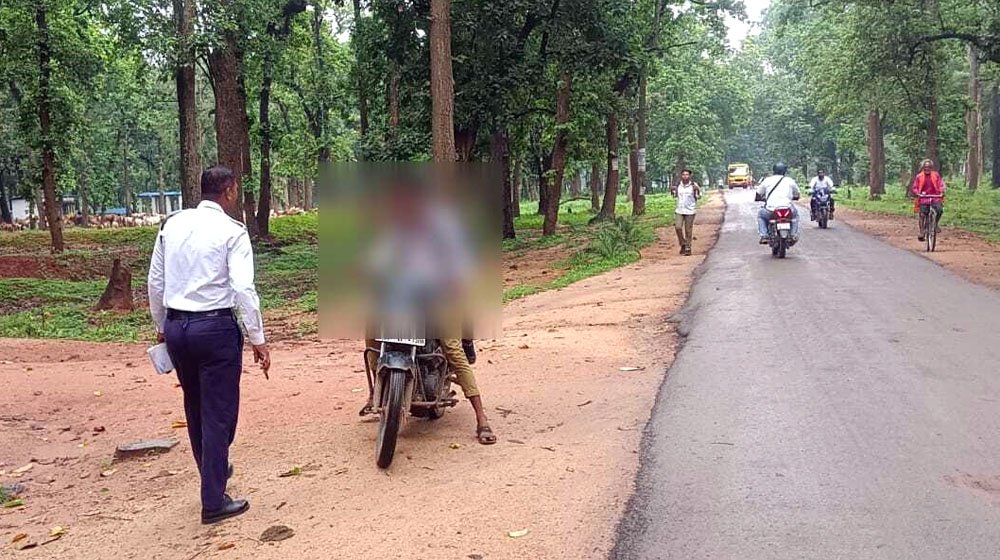 स्कूल के बाहर पुलिस की सरप्राइज चेकिंग