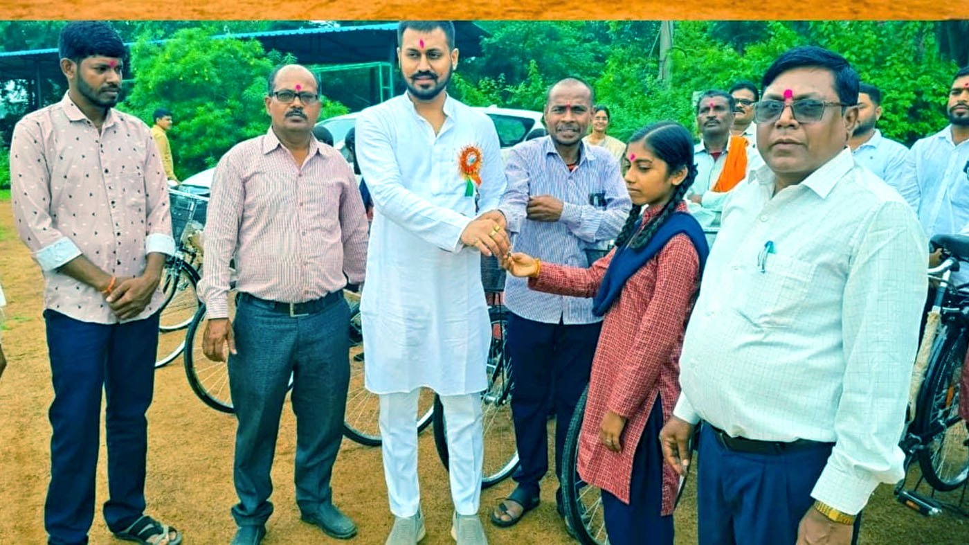 छात्राओं को निशुल्क साइकिल वितरण