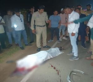 राजिम-अभनपुर मार्ग में भीषण हादसा: विश्वकर्मा विसर्जन से लौट रही पिकअप की बाइक से भिड़ंत, युवक की मौके पर मौत