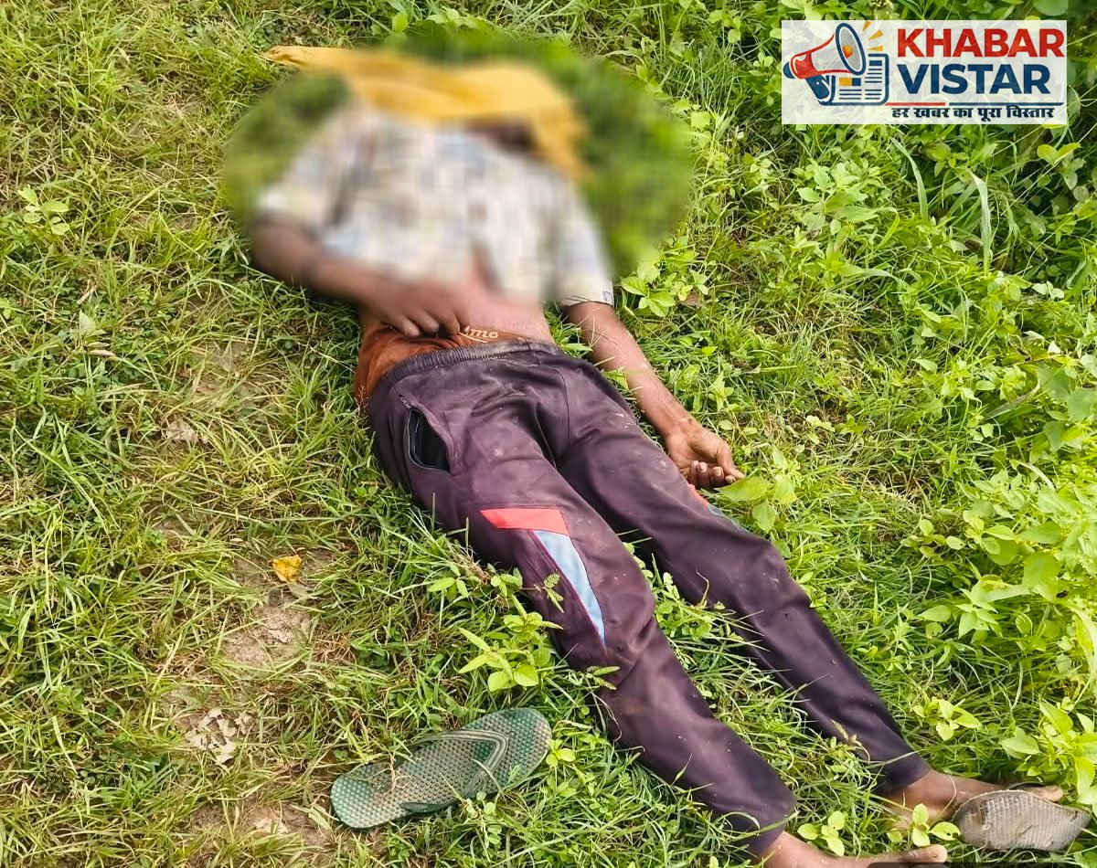 चलते ट्रैक्टर से सड़क पर गिरा युवक