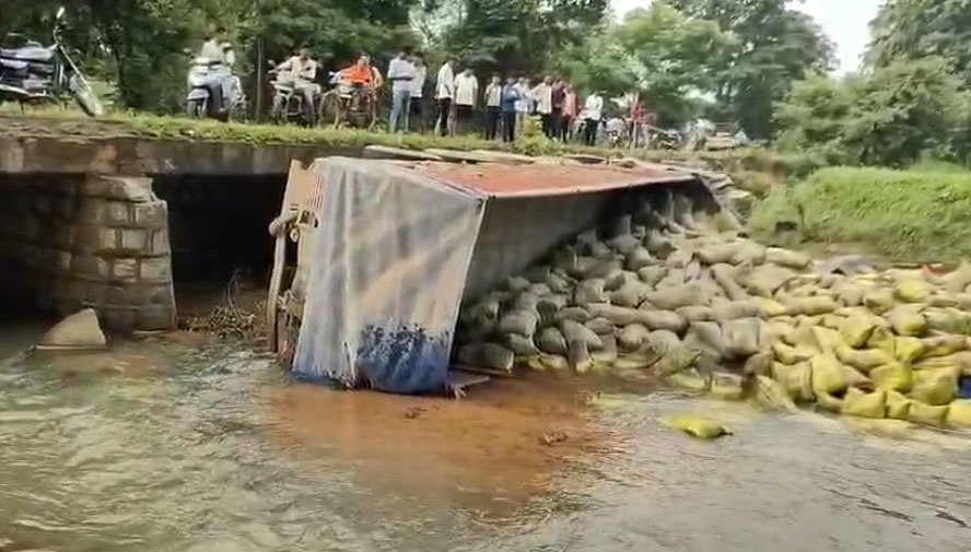 सीमेंट से भरा ट्रक पलटा