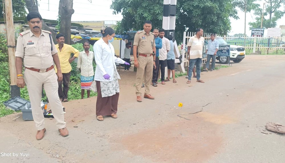 अभनपुर मार्ग पर मिला युवक का शव
