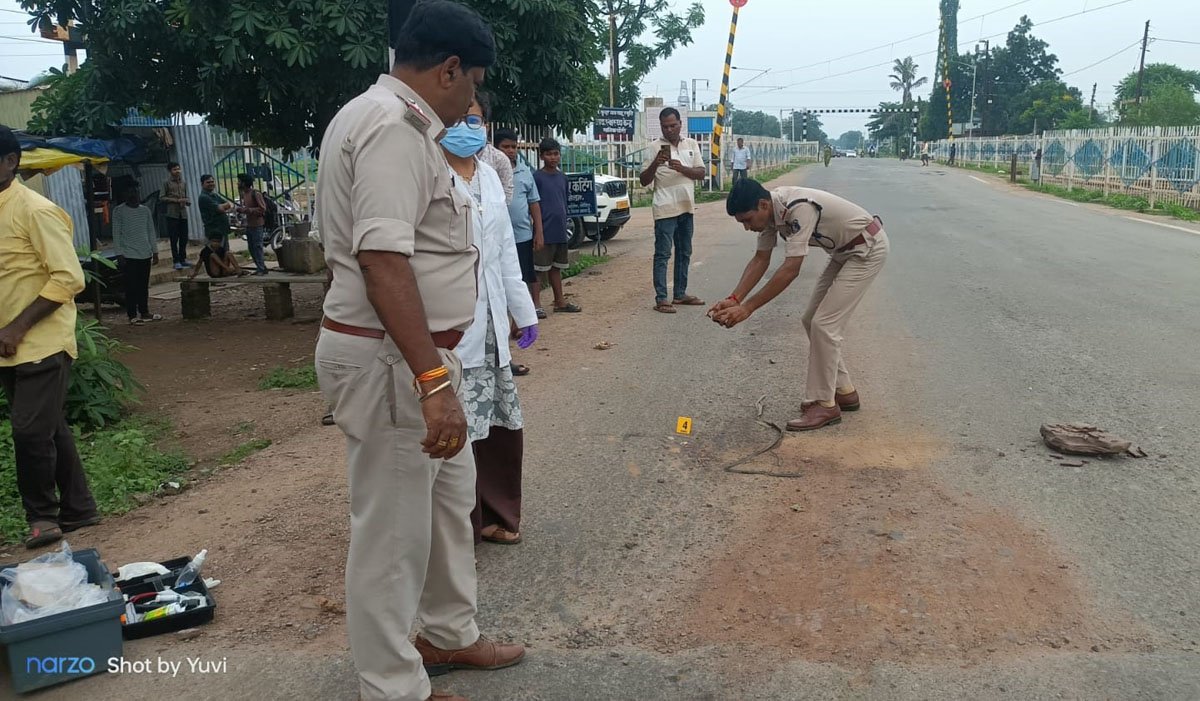 अभनपुर मार्ग पर मिला युवक का शव