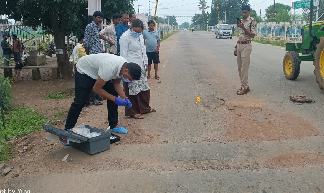 अभनपुर मार्ग पर मिला युवक का शव