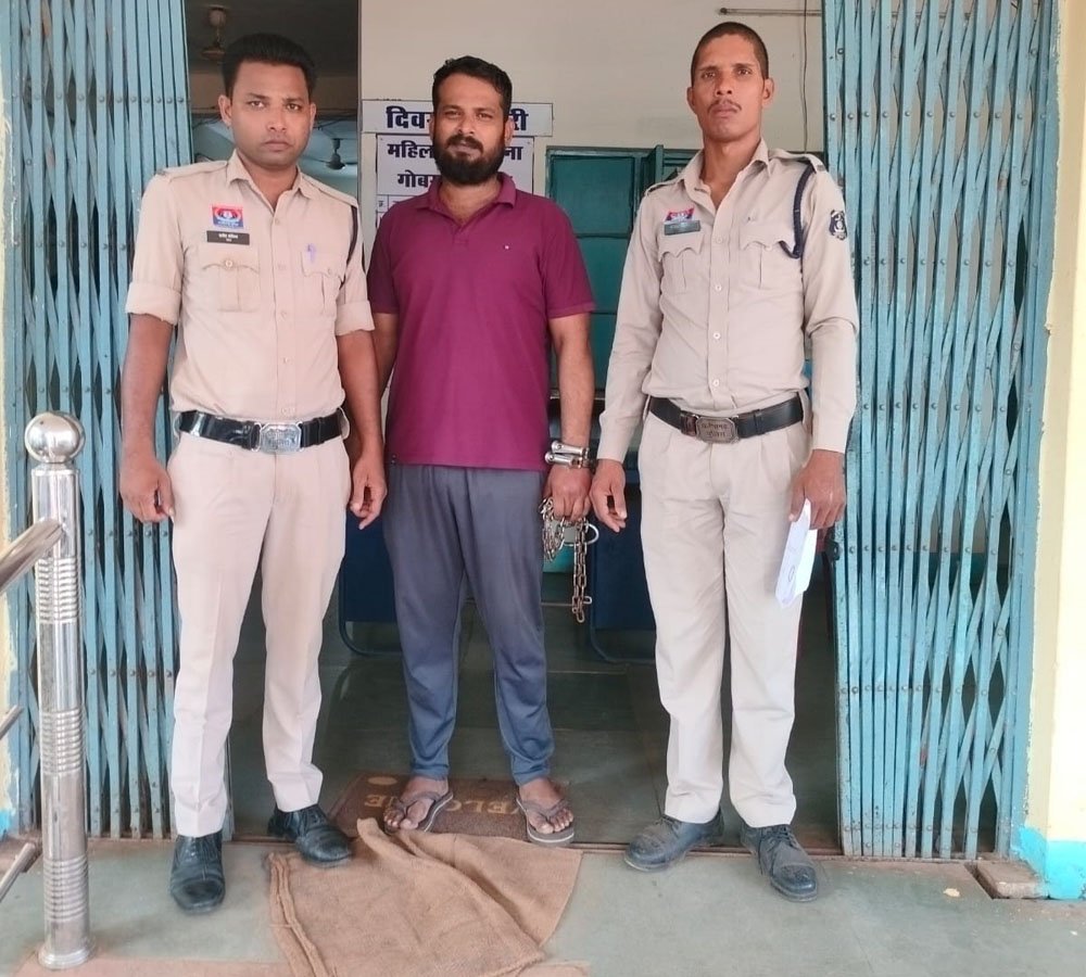 चाकू लहराकर दहशत