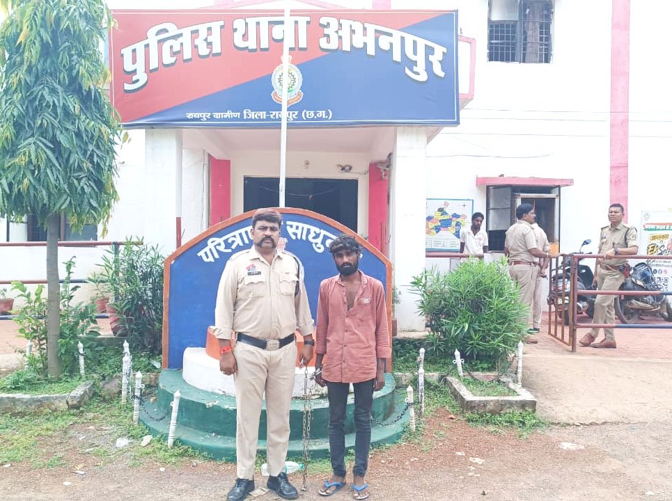 चाकू लेकर लोगों को डराने वाला
