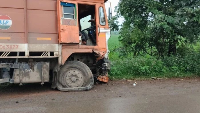 ट्रक और क्रेटा की भीषण टक्कर