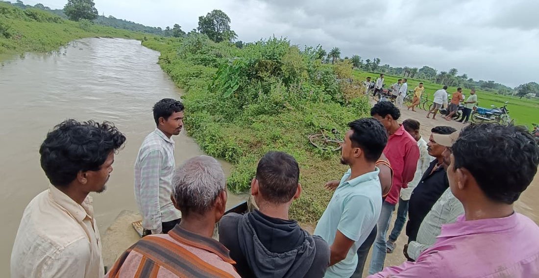 दो युवक साइकिल समेत बहे