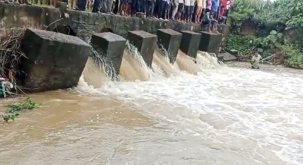 दो युवक साइकिल समेत बहे