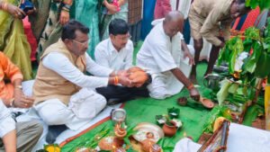 महुआ की खुशबू, चावल का तिलक और आतिशबाजी की गूंज… पिपराही में नवाखाई पर दिखी आदिवासी संस्कृति की भव्य तस्वीर