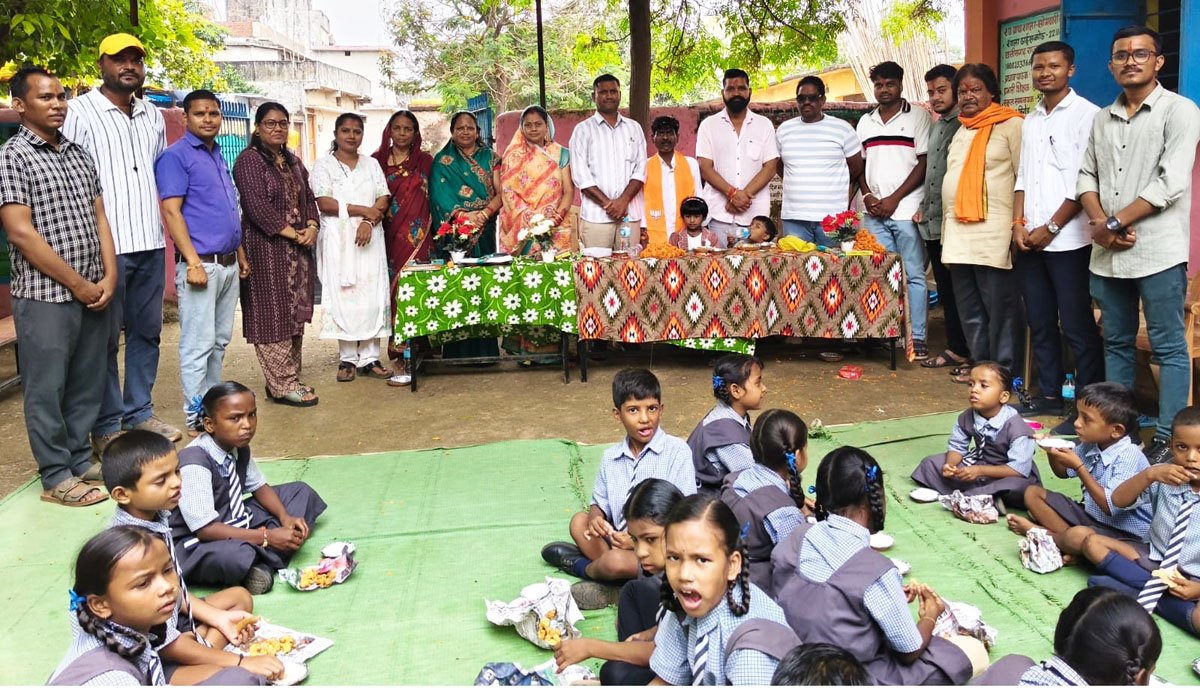पीएमश्री स्कूल में न्योता भोज