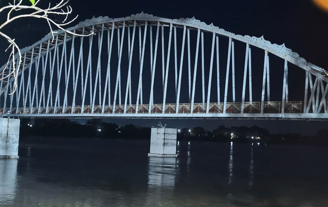 अंधेरे में राजिम का लक्ष्मण झूला