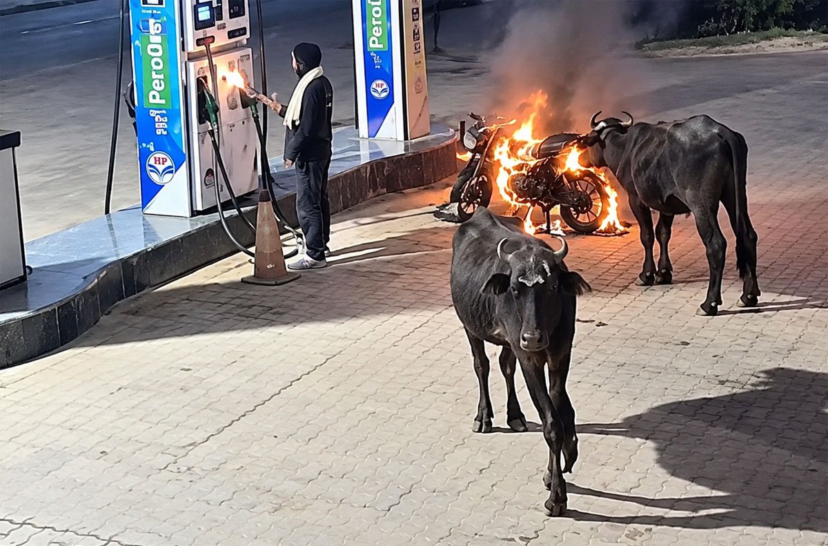 पेट्रोल पंप में आग लगाने की कोशिश